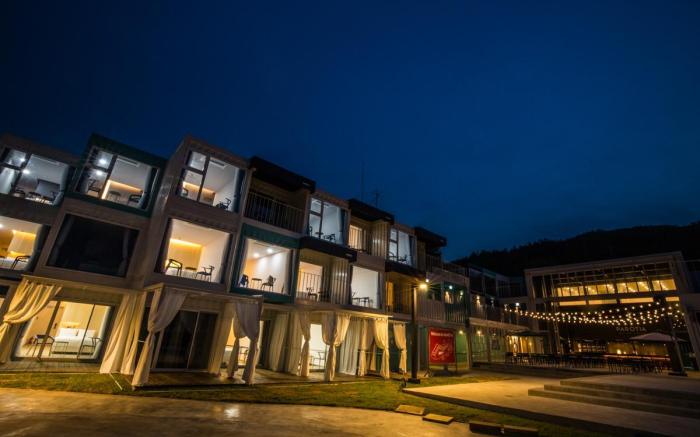 Parotia waterhouse hotel