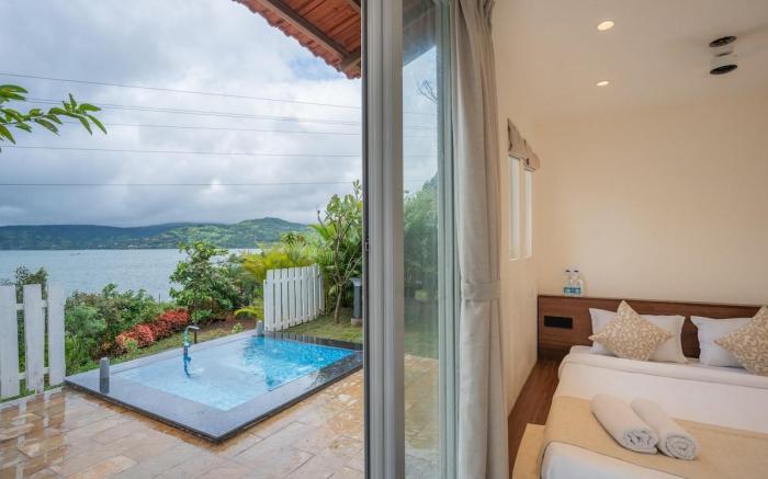 Caasa Tranquilla Lakefront Container with Jacuzzi