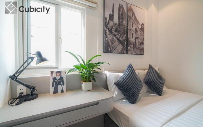 Cubicity De Tham Double Bed with Window