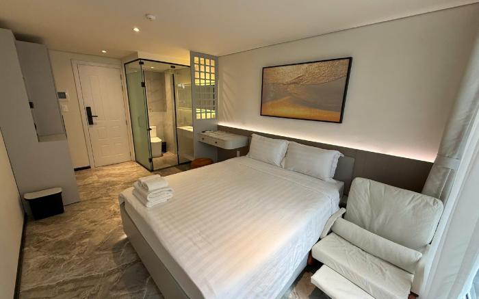 Rix Hotel District 1, Double Room with Balcony 2_1