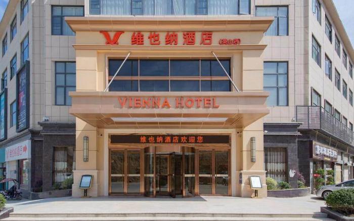 Vienna Hotel Yingshan Bisheng Avenue Hot Spring Town