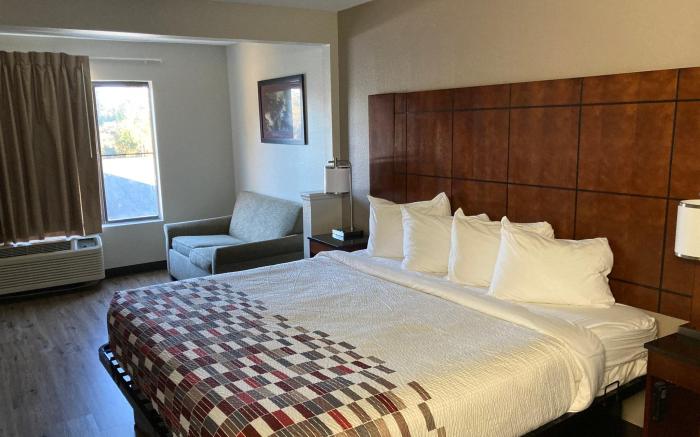 Red Roof Inn & Suites Fayetteville - Fort Bragg