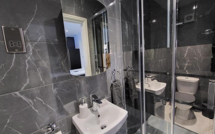 Luxurious 3-Bed Home In E6