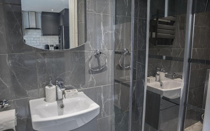 Luxurious 3-Bed Home In E6