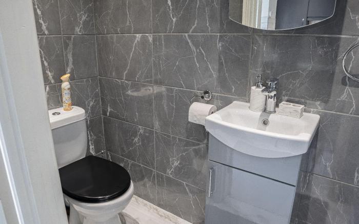 Luxurious 3-Bed Home In E6