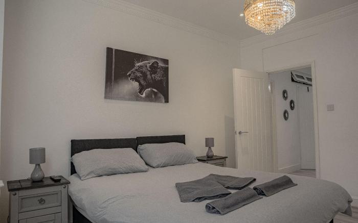 Luxurious 3-Bed Home In E6