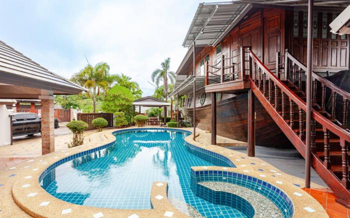 Luxury Iconic Royal Boat Pool Villa North Pattaya