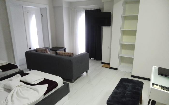 WB WEEKEND HOTEL AND SUITES