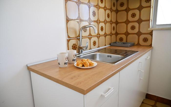 Helena Apartment GF with Garden View near Airport