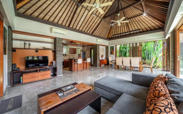 Beachside 3 BR Villa Di Bucu