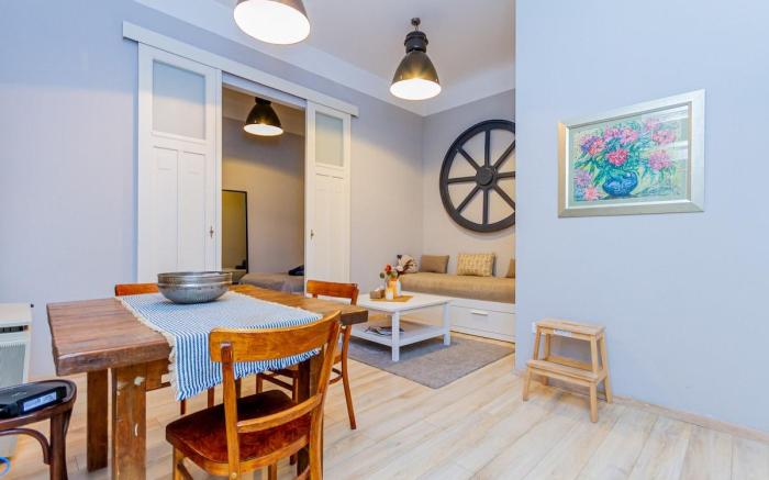 Central Cityscape Retreat by NW