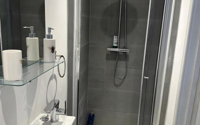 Self-contained en-suite close to Wembley stadium