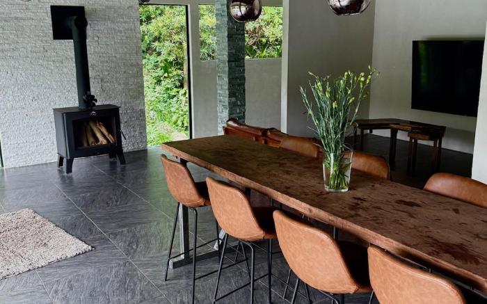 IGUANA VILLA ビーチへ30秒！プール、サウナ、露天ジャグジー,BBQ、薪暖炉