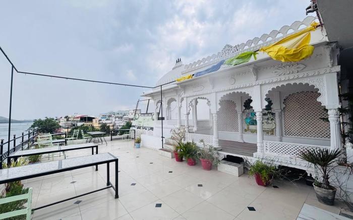 Bunk & Beyound Hostel