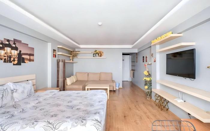 Cozy Central Flat w/Netflix & Elevator Near Metro