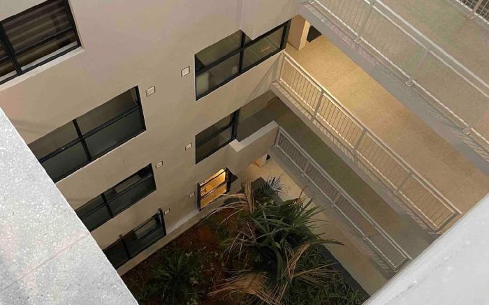 5 min walk to gateway, fast WiFi, Netflix, pool