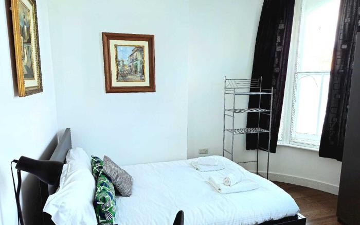 Huge 3 bedroom flat @ Brixton St