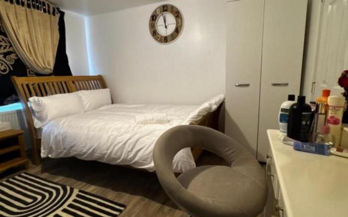 OYO Unique Guestroom - Farnworth, Easy Access to Bolton