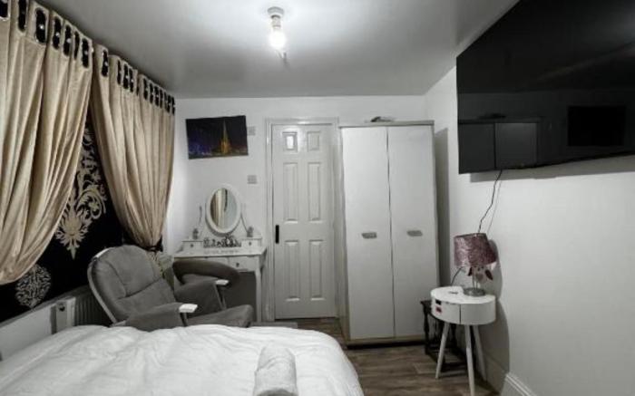 OYO Unique Guestroom - Farnworth, Easy Access to Bolton