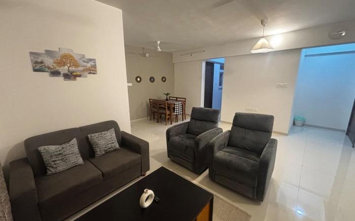 Airport Gateway 2BHK PVT APT. BL|AC|Swimming Pool