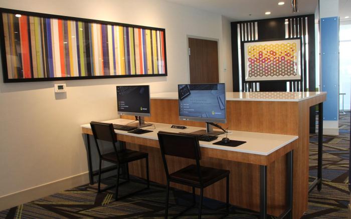 Holiday Inn Express And Suites Phoenix - Airport North By IHG