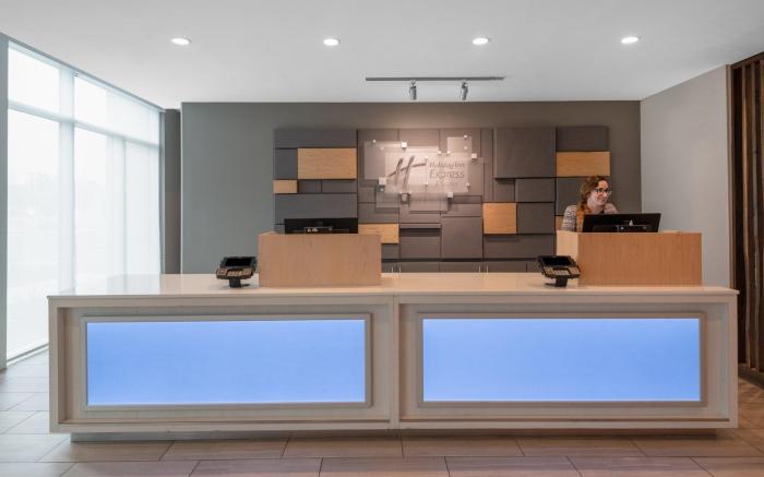 Holiday Inn Express And Suites Phoenix - Airport North By IHG