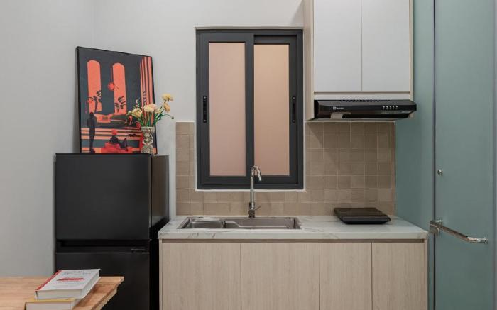 Budget Chic Apt Near Airport #2