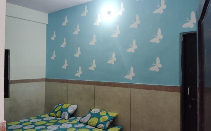 Iconic HOSTEL 1 KM from Railway Station