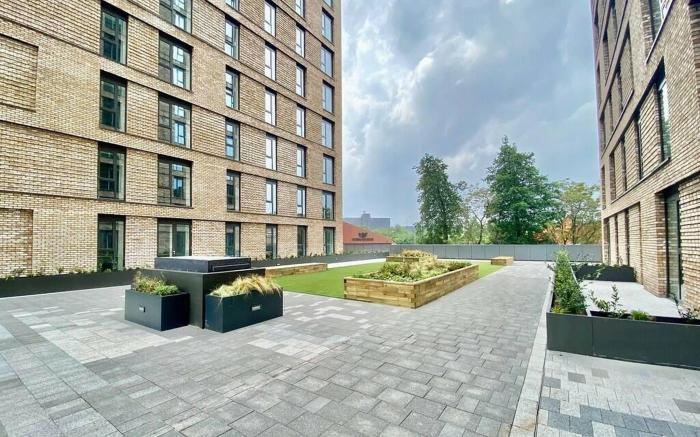 Lakeside - Central Apartment - Free Parking - Cinema Room
