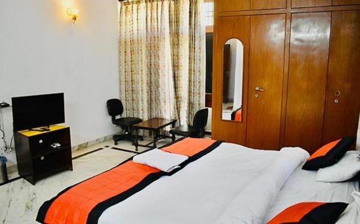 FabHotel Noida Dreamz