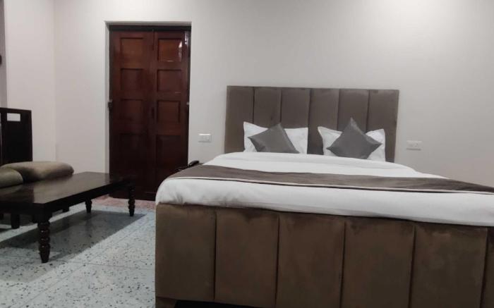 [Day Stay - 12 Hrs Slot: 8 AM to 8 PM] Collection O Yamuna Bridge Prayagraj