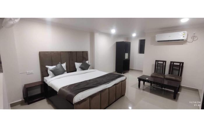 [Day Stay - 12 Hrs Slot: 8 AM to 8 PM] Collection O Yamuna Bridge Prayagraj