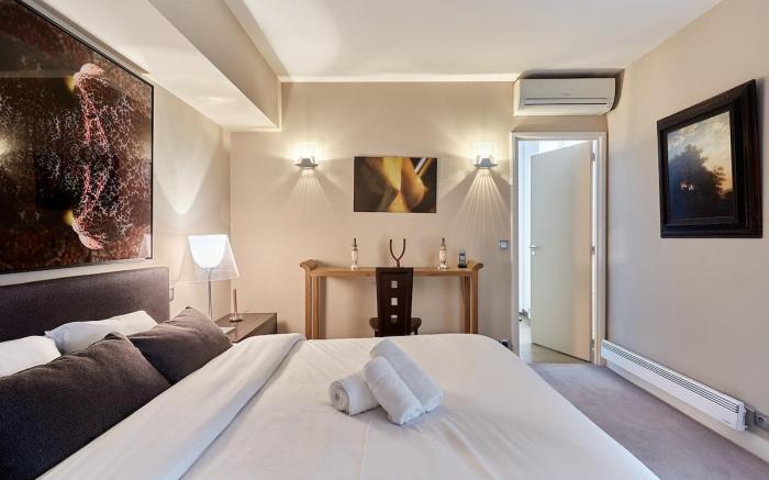 Elegant Apartment Near the Arc de Triomphe