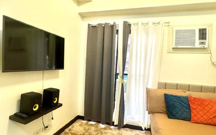 Cozy 1BR fronting pool near NAIA w/ WiFi Netflix