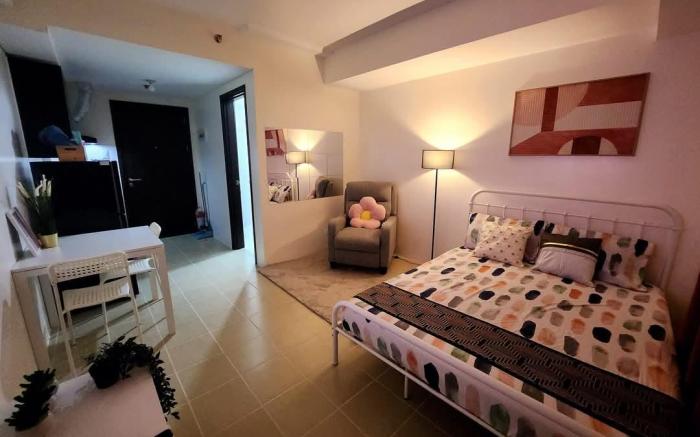 Studio Type Condo near Boni MRT  Pioneer Woodlands