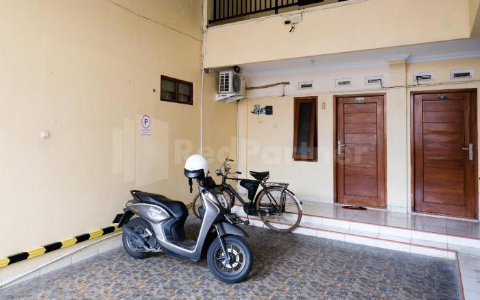 Mas Klimis Guesthouse Pakuwon Mall Mitra RedDoorz