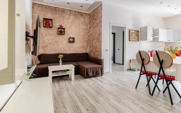 More than AIRBNB allows?Up to 18 welcome in Napoli