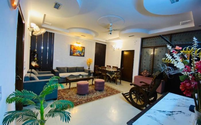 Elegant 3BHK home with lawn near India Expo Mart