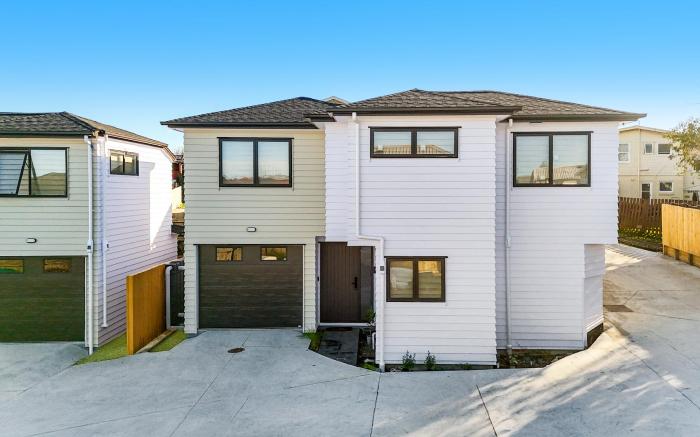 Modern 3 BDRM Home Near Airport