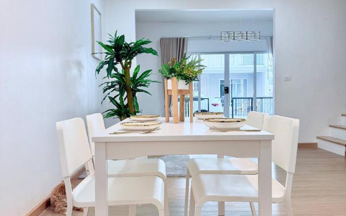 Minimalist Townhome Stay