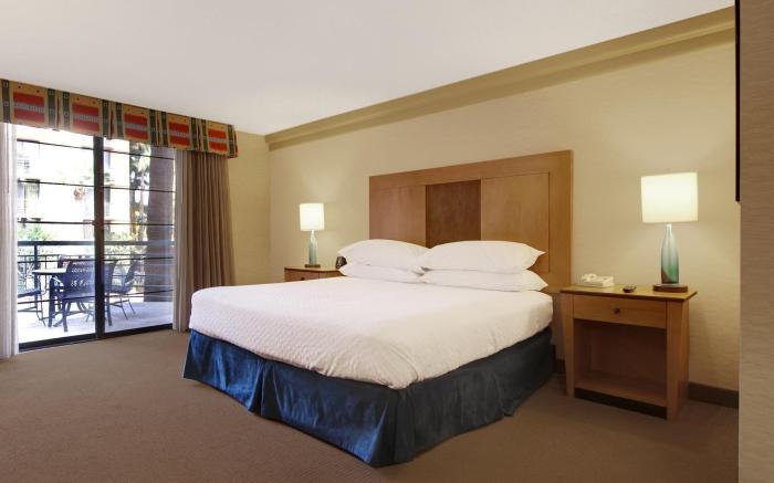 Embassy Suites by Hilton Phoenix Biltmore