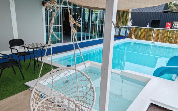 The beach หาดเสาเอียง