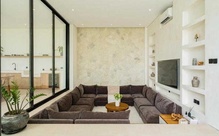 Brandnew 4BR Luxury Estate next to Beach & views