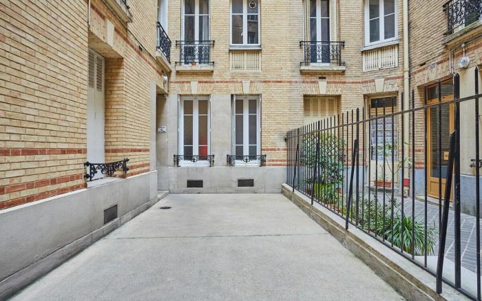 Superb Eiffel Tower Terrace Apartment