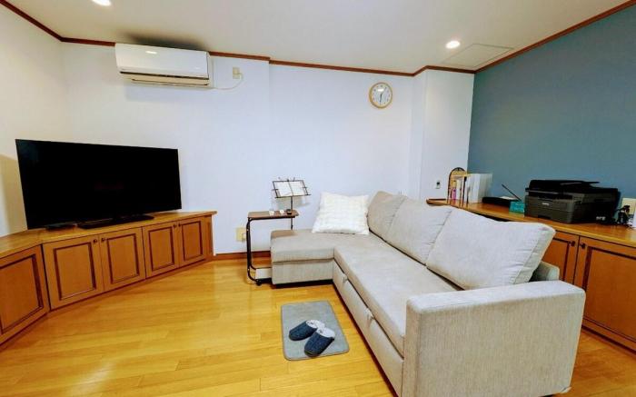 Expansive villa. Free parking: 1van and 1regular 