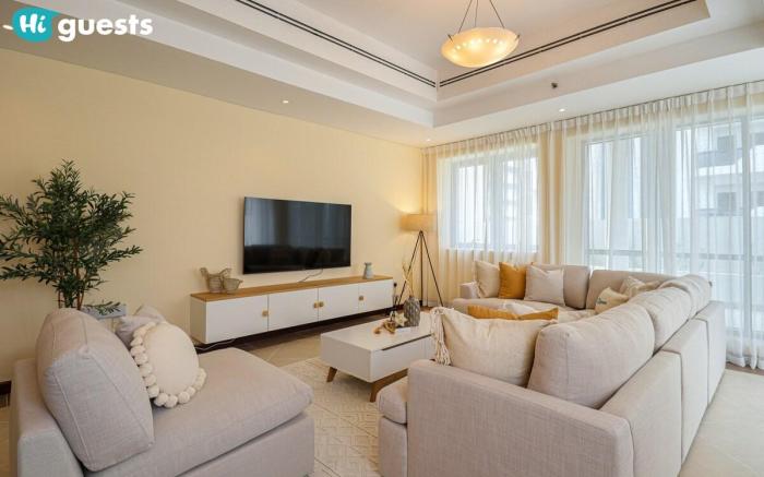 Elegant Family Retreat in Dubai's Deira: 3BR Oasis