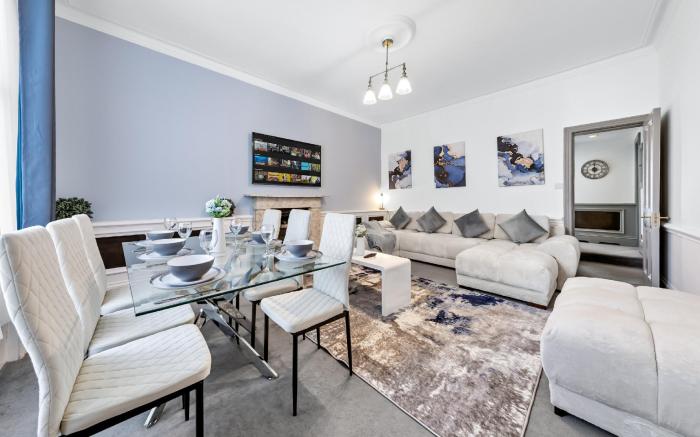 Light Blue Luxury 2 Bedroom Flat Next to Westfield Shopping Mall for 7