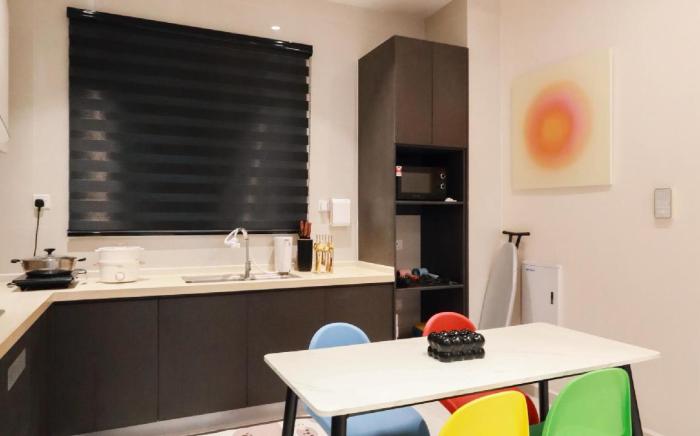 SEA VIEW 8PAX NETFLIX CINEMA DOPAMINE DESIGN