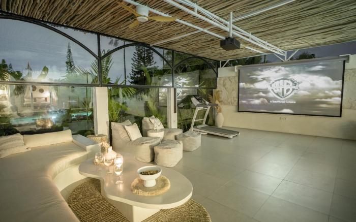 NEW stylish 3BR Canggu with large pool & projector
