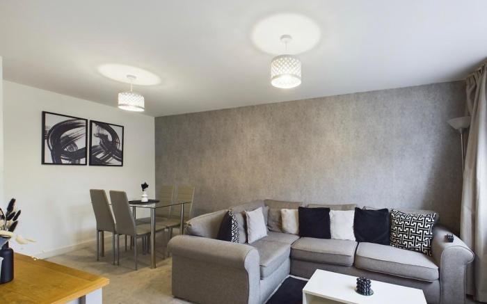 Modern 2 Bed City Apartment with Private Parking